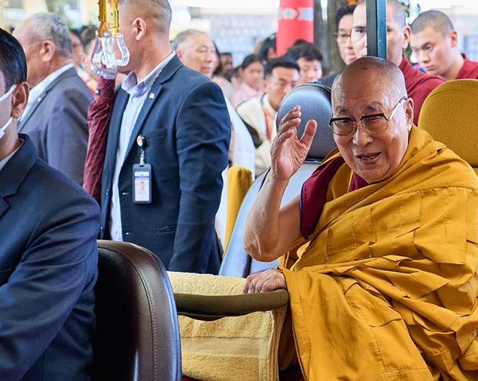 dalai-lama-attends-swearing‑in-of-tibetan-government‑in‑exile-in-india
