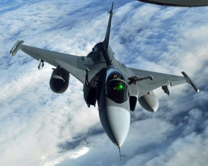 ukraine-will-receive-“long-arm”-against-russian-aircraft-battering-front-positions-with-glide-bombs