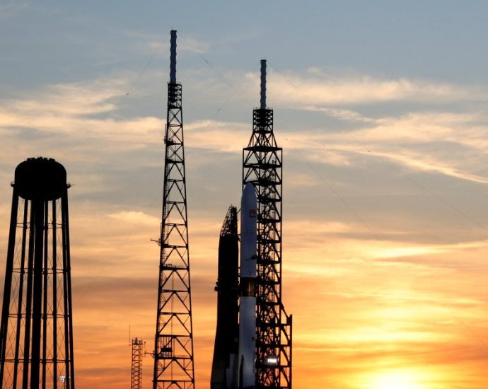 blue-origin’s-new-glenn-rocket-explodes-on-launchpad