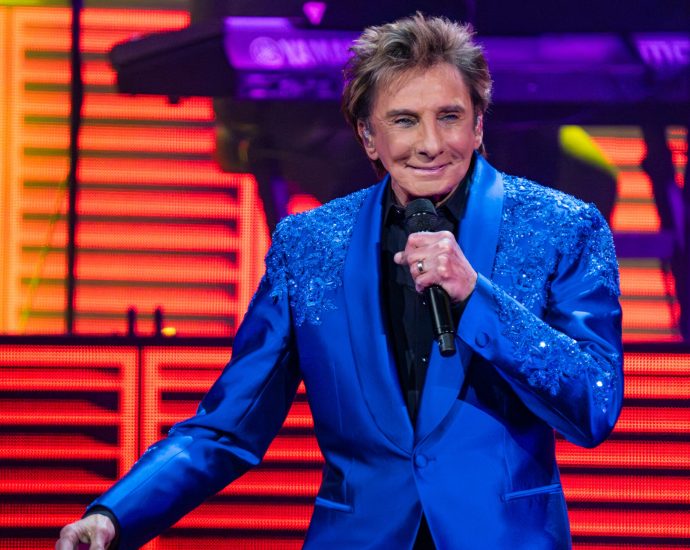 barry-manilow-says-coming-out-in-the-’70s-‘would-have-killed’-his-career