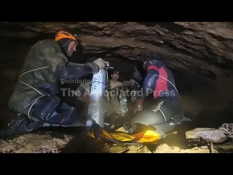 rescue-divers-in-laos-safely-evacuate-first-of-5-local-villagers-trapped-in-cave-by-floodwaters