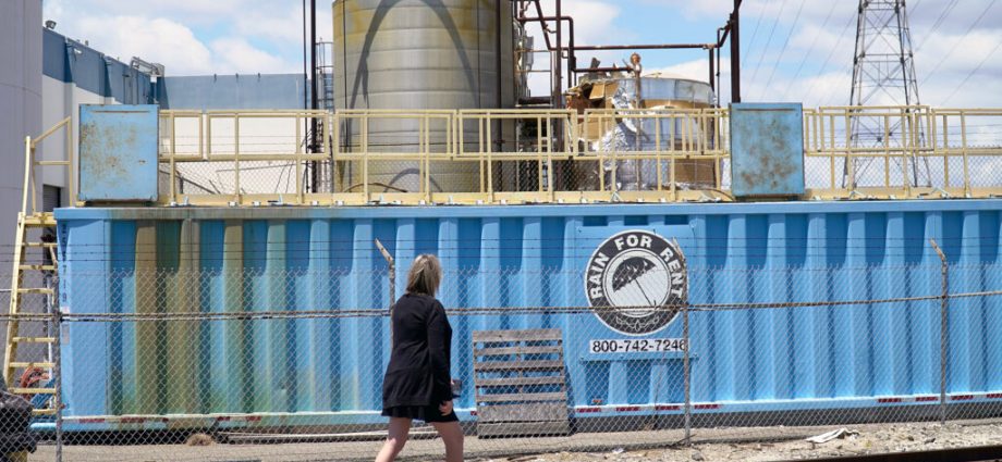 air-monitors-used-in-california-tank-crisis-were-inadequate-in-the-past,-leaving-returning-residents-uneasy