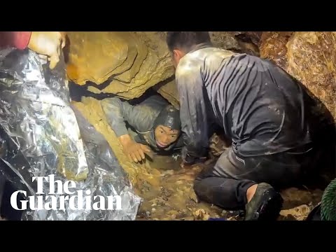 moment-rescuers-pull-out-second-laos-cave-survivor