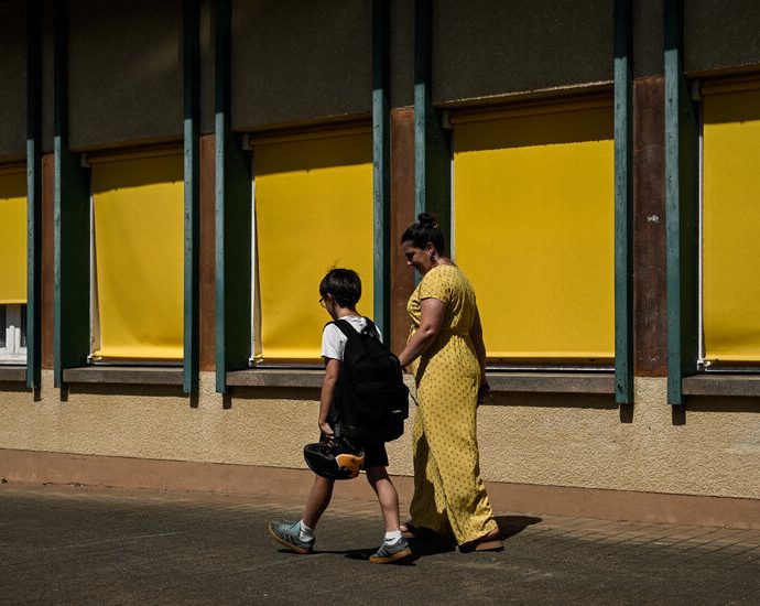 as-climate-change-extends-europe’s-heat-season,-schools-bake