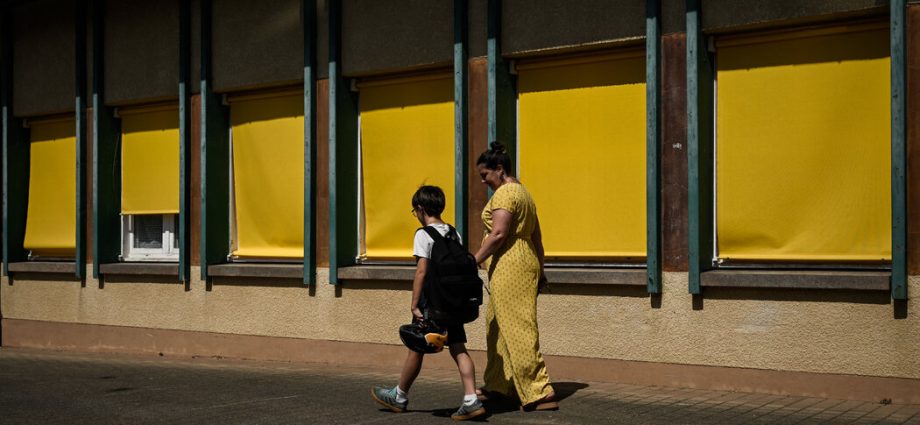 as-climate-change-extends-europe’s-heat-season,-schools-bake