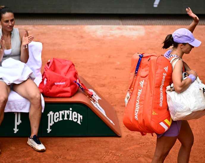 four-time-champion-swiatek-out-as-french-open-continues-to-deliver-shocks