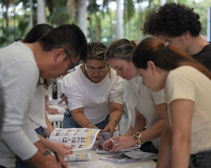 tense-election-night-in-colombia-as-country-heads-to-presidential-runoff