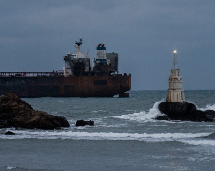 french-navy,-backed-by-the-uk,-intercepts-russian-oil-tanker