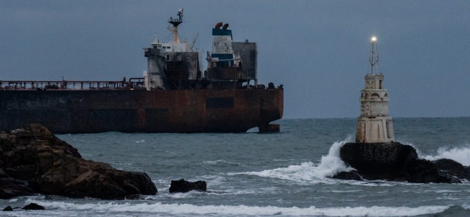french-navy,-backed-by-the-uk,-intercepts-russian-oil-tanker
