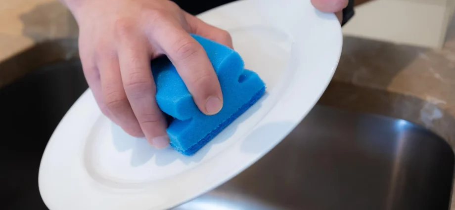 your-kitchen-sponge-is-releasing-microplastics-every-time-you-wash-dishes