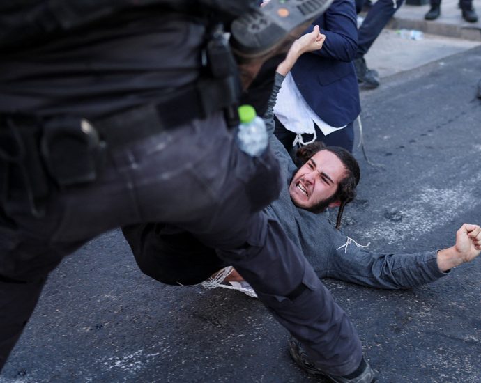 ultra-orthodox-protesters-clash-with-israeli-police-over-army-draft