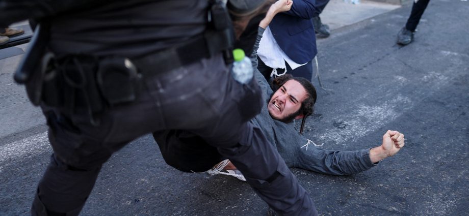 ultra-orthodox-protesters-clash-with-israeli-police-over-army-draft