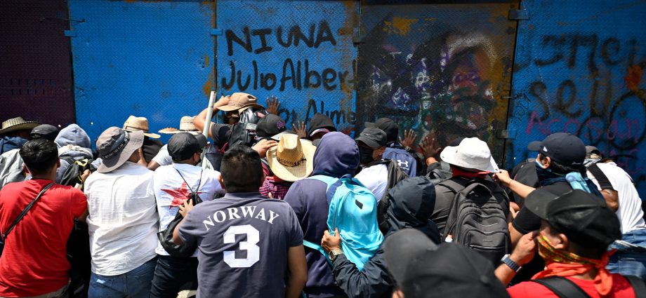 mexican-protesters-clash-with-police-ahead-of-the-2026-world-cup