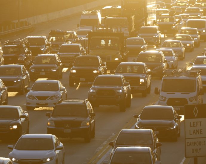 california-workers-say-newsom’s-return-to-office-order-is-environmentally-illegal