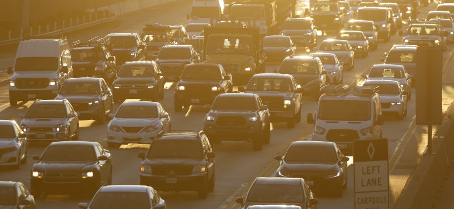 california-workers-say-newsom’s-return-to-office-order-is-environmentally-illegal