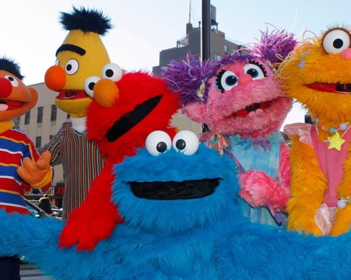 people-with-pride-went-after-the-trolls-who-dared-to-diss-‘sesame-street’