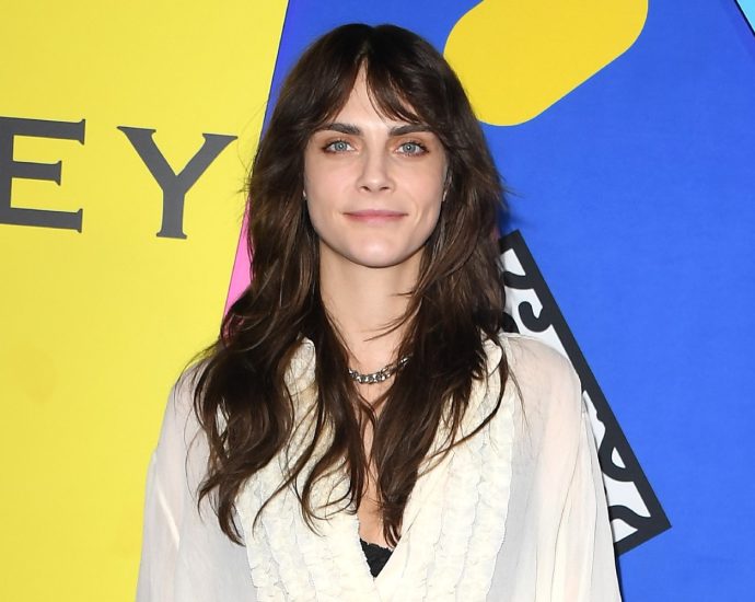 cara-delevingne-says-she’s-a-‘very-proud-lesbian’-after-being-uncomfortable-with-labels