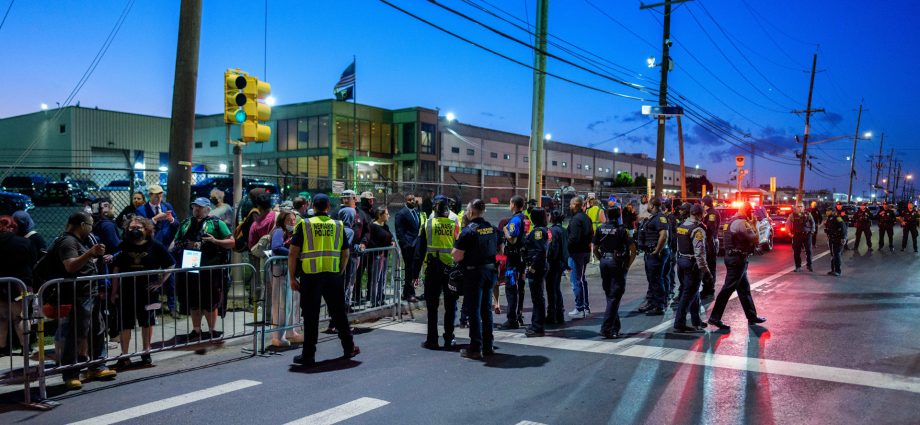 clashes-continue-as-newark-seeks-to-inspect-ice-detention-center