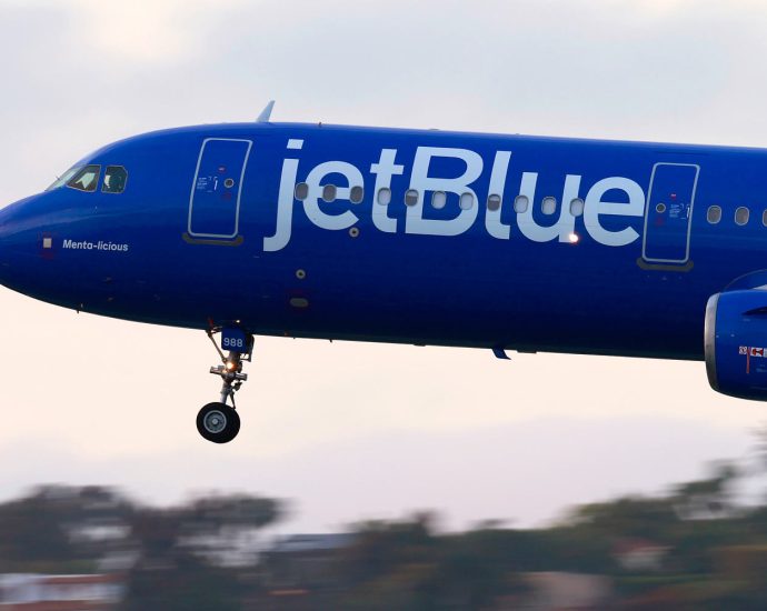faa-probes-close-call-between-jetblue-plane-and-aircraft-near-fort-lauderdale-airport