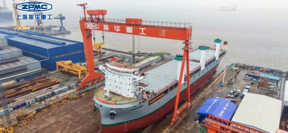 zpmc-launches-first-of-four-battery-equipped-heavy-lift-vessels-for-chinese-polish-shipping-firm