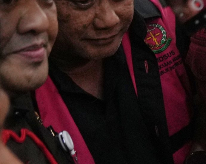 indonesia-arrests-officials-in-crackdown-on-corruption