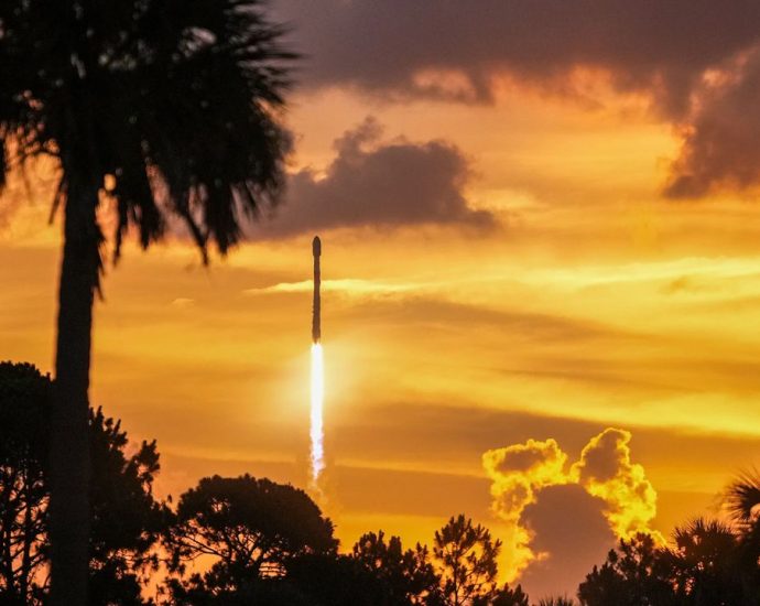 SpaceX launches back-to-back Starlink missions from both coasts 19 hours apart (photos)