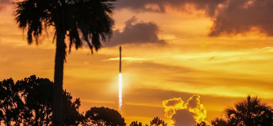 SpaceX launches back-to-back Starlink missions from both coasts 19 hours apart (photos)