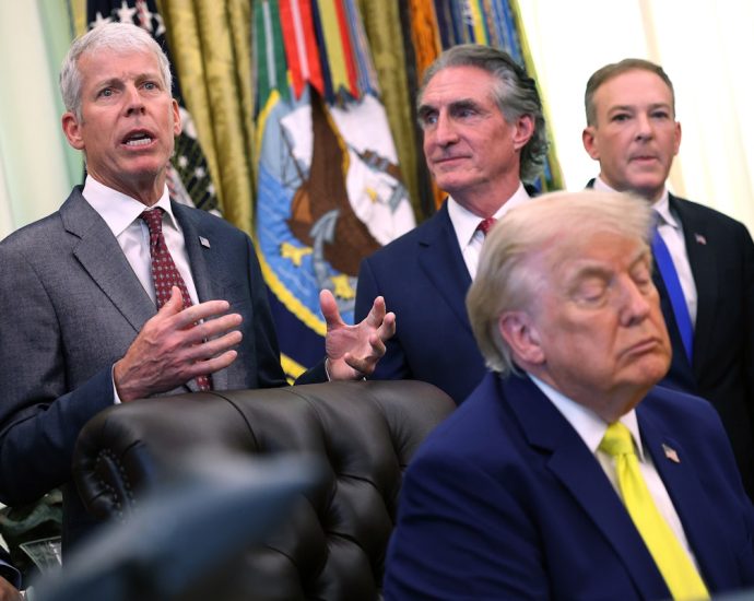 white-house-flips-out-over-newest-video-of-the-traitor-asleep-in-a-meeting