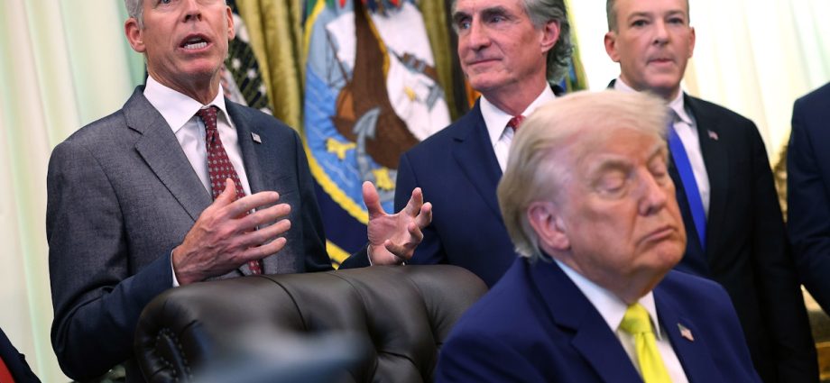 white-house-flips-out-over-newest-video-of-the-traitor-asleep-in-a-meeting