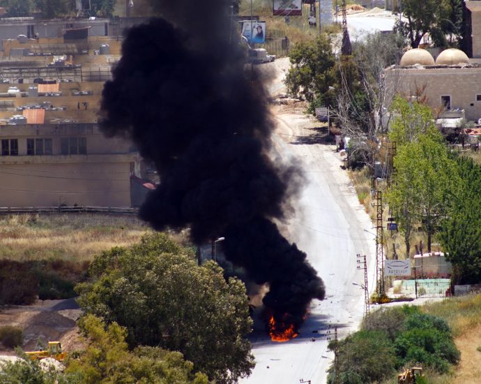 video-shows-moment-israeli-air-strike-hits-car-in-southern-lebanon
