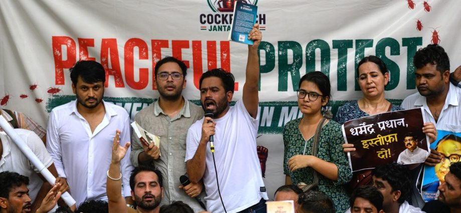 cockroach-janta-party-rallies-at-new-delhi-for-youth-protests