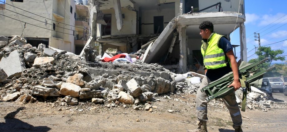 israeli-attacks-in-lebanon-kill-10-people,-including-high-ranking-soldiers