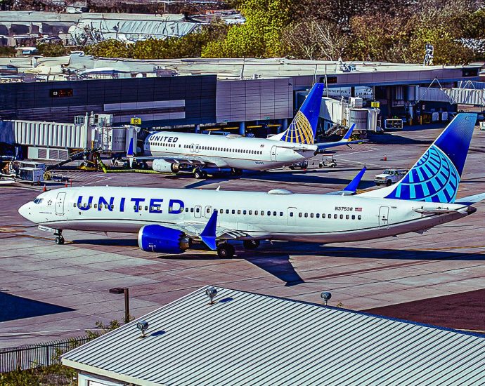 man-slips-past-distracted-united-gate-agents-in-houston,-found-in-lavatory-mid-taxi