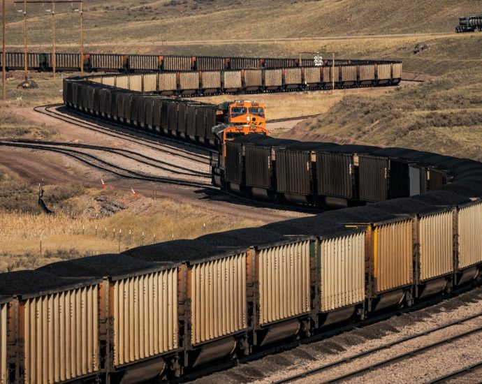white-house’s-$700-million-push-for-coal-revives-decade-long-fight-in-oakland