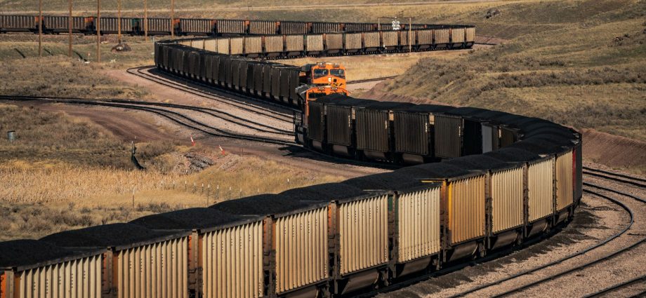 white-house’s-$700-million-push-for-coal-revives-decade-long-fight-in-oakland