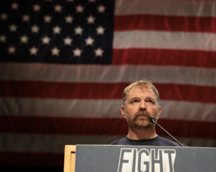 is-graham-platner-democrats’-ken-paxton?-some-hope-they-don’t-have-to-find-out