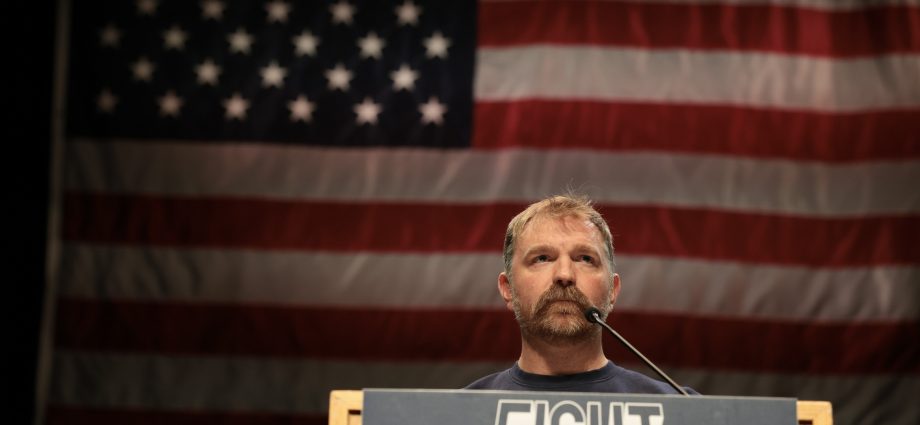 is-graham-platner-democrats’-ken-paxton?-some-hope-they-don’t-have-to-find-out