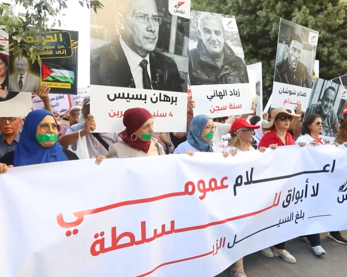 tunisians-protest-for-press-freedom-and-release-of-political-prisoners