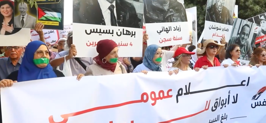 tunisians-protest-for-press-freedom-and-release-of-political-prisoners