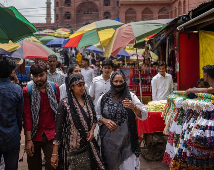 laboring-under-delhi’s-harsh-heat,-workers-must-choose-health-or-wages