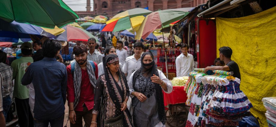 laboring-under-delhi’s-harsh-heat,-workers-must-choose-health-or-wages