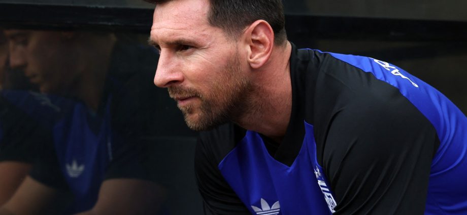 messi-sits-out-argentina’s-pre-world-cup-friendly-due-to-hamstring-strain