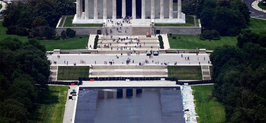 the-traitor-says-reflecting-pool-‘all-fixed’-as-water-makes-a-splash-again