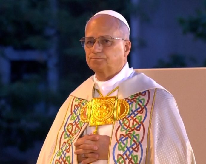 pope-leo-urges-youth-to-be-‘sparks-of-a-new-humanity’