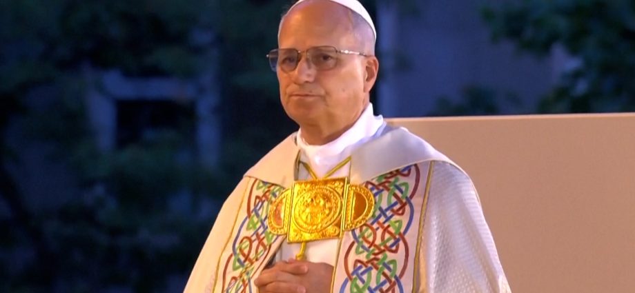 pope-leo-urges-youth-to-be-‘sparks-of-a-new-humanity’