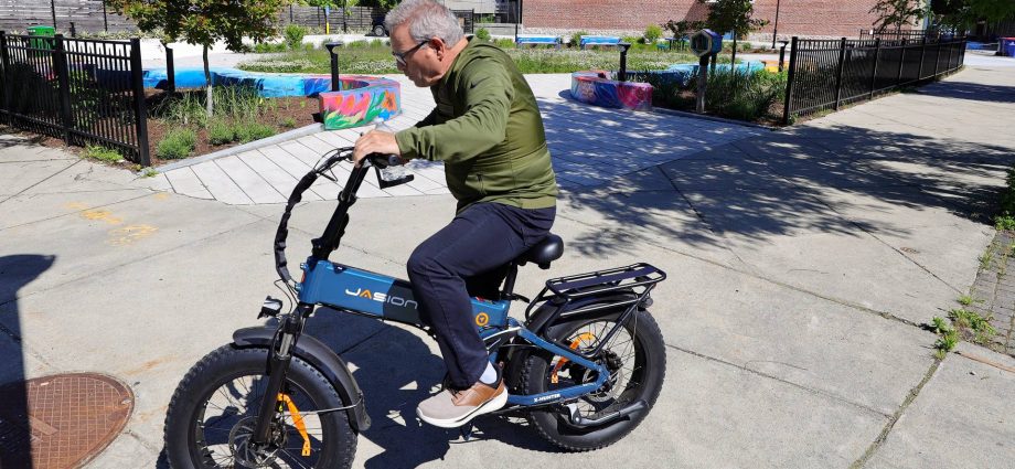 fearing-more-e-bike-injuries,-illinois-looks-to-become-10th-state-to-mandate-registration,-insurance