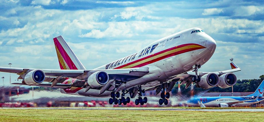 the-surprising-reason-behind-cargo-airlines-hoarding-aging-boeing-747-freighters