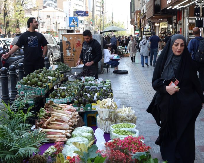 from-online-class-to-revolution-square:-a-tehran-teacher’s-routine-amid-war
