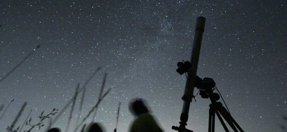 june’s-sky-puts-on-a-show-with-planets-and-a-vanishing-venus