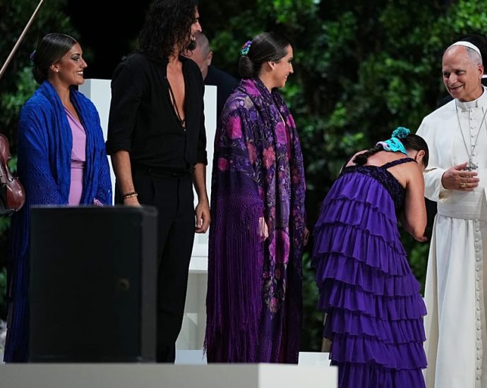 pope-leo-xiv-meets-antonio-banderas,-watches-flamenco-performance-in-madrid
